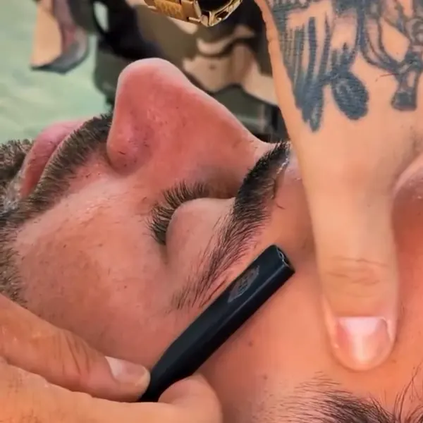 Afeitado a navaja del contorno de la barba